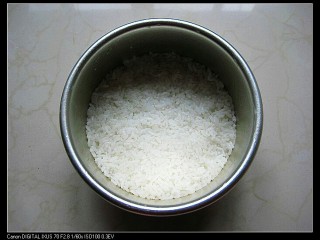 9、米饭蛋糕:剩食变身高颜值美食,先将米饭加热至温热,然后铺入模具中,压实。