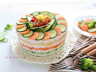 13、米饭蛋糕:剩食变身高颜值美食,待米饭凉透后脱膜,按自己的喜好,用家里现有的食材进行装饰即可。