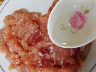 3、肉末炖豆腐,半汤匙食用油，搅拌均匀，炒的时候防粘。