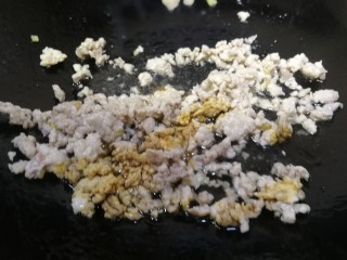 10、肉末炖豆腐,加一勺生抽，文火炒匀提鲜。