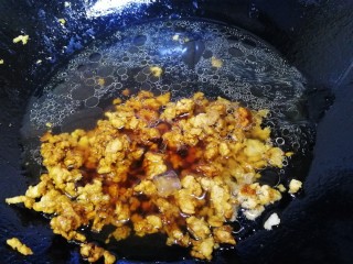 12、肉末炖豆腐,放一粒冰糖，加适量开水，大火烧开。