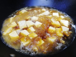 13、肉末炖豆腐,放入豆腐块，大火煮开。