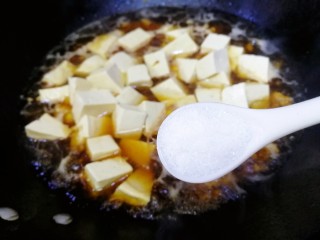 14、肉末炖豆腐,加一小勺盐，文火炖。