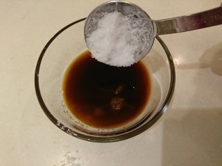 1、照燒雞腿,日料三巨頭照分量放進碗裡,加水調開備用。