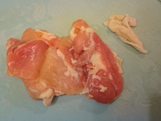 2、照燒雞腿,將去骨雞腿肉多余的脂肪跟皮去掉!哦,雞腿肉的皮千萬要保留!
