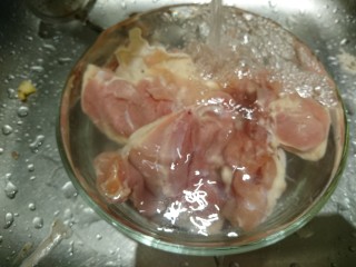 3、照燒雞腿,清水洗淨瀝乾。