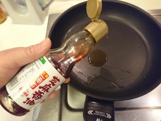 4、照燒雞腿,先用小磨香油起油鍋,保持中火。