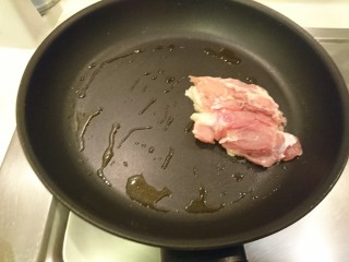 6、照燒雞腿,皮朝下放進平底鍋。