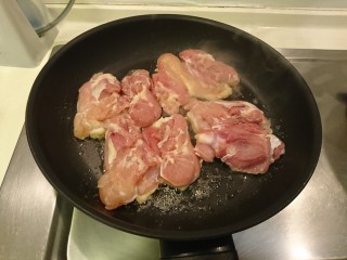 7、照燒雞腿,四片都放好!好了!從現在開始,他們就是在這位置不要動,直到煮好起鍋!ok???