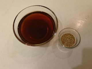 8、照燒雞腿,調好的醬汁跟白芝麻準備好了!