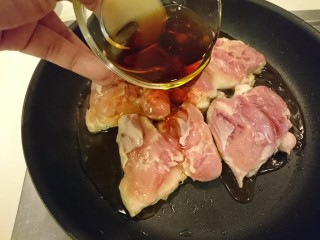 11、照燒雞腿,淋上醬汁。