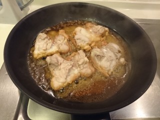 13、照燒雞腿,時間到,掀蓋繼續煮,直到湯汁收乾變稠,熄火。