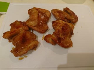 14、照燒雞腿,將雞腿肉放到切板上,平底鍋的醬汁留著。