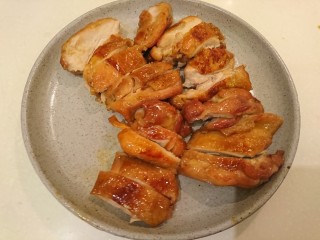 15、照燒雞腿,切成適當大小,擺進盤裡。