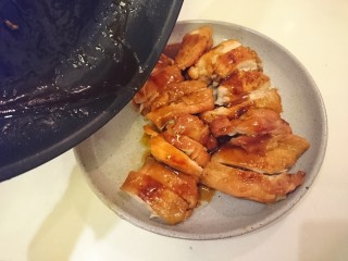 16、照燒雞腿,把醬汁淋上。