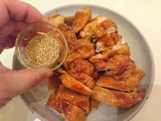 17、照燒雞腿,在撒上白芝麻。