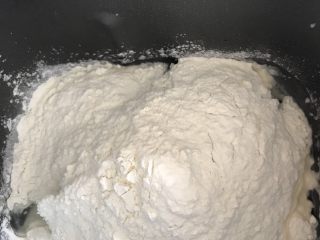 1、彩色螺纹蛋黄酥,水油皮所有材料放入面包机内，启动和面程序20分钟。