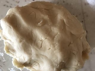 3、彩色螺纹蛋黄酥,成团后分成五份，分别加入五种色粉。