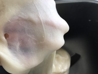 5、彩色螺纹蛋黄酥,水油皮揉出膜后加保鲜膜也松弛20分钟以上。