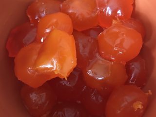 6、彩色螺纹蛋黄酥,咸蛋黄用油提前一夜浸泡。如果是新鲜的咸蛋黄则可以省略这一步。