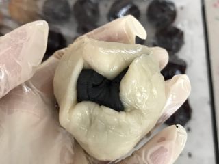 12、彩色螺纹蛋黄酥,水油皮按扁，包入油酥。收口朝下。