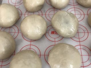 13、彩色螺纹蛋黄酥,全部包好，盖上保鲜膜防止干皮。