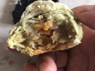 23、彩色螺纹蛋黄酥,哇好好吃！看到里面的酥皮了吗？一层一层的哦。