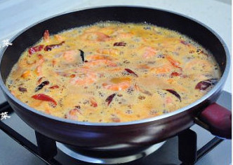 11、#八珍盛宴#醉美食光繁如花之啤酒海参虾,倒入没过海虾的啤酒，再加入蒸鱼豉油4勺，盐1小勺，白糖2勺，米醋1勺，大火煮开。