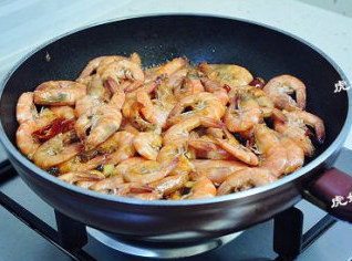 10、#八珍盛宴#醉美食光繁如花之啤酒海参虾,翻炒海虾至锅内没有水份。