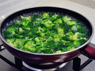 13、#八珍盛宴#醉美食光繁如花之啤酒海参虾,西兰花倒入开水中焯烫至变色，捞出后加点盐拌匀即可。