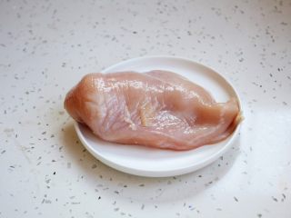 1、咖喱土豆胡萝卜鸡丁饭,准备好主要食材鸡大胸肉。