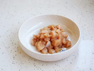 3、咖喱土豆胡萝卜鸡丁饭,将鸡肉丁放入较大的容器里，放入少许的白胡椒粉、白糯米酒，生抽1小勺，淀粉1勺，香油1小勺，将它们抓匀，抓至鸡肉有粘性备用。