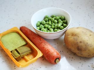 4、咖喱土豆胡萝卜鸡丁饭,准备好土豆、胡萝卜、豌豆、咖喱块。