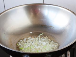 6、咖喱土豆胡萝卜鸡丁饭,热锅凉油，放入葱花，炒出香味。
