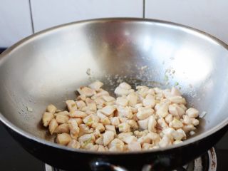 7、咖喱土豆胡萝卜鸡丁饭,放入提前腌制好的鸡丁，翻炒至变色。