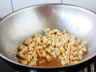 8、咖喱土豆胡萝卜鸡丁饭,放入少许的白胡椒粉，少许的料酒，1小勺生抽，翻炒均匀。