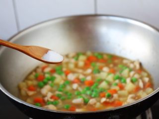 11、咖喱土豆胡萝卜鸡丁饭,放入适量的盐调味。