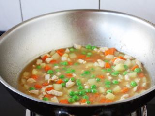 10、咖喱土豆胡萝卜鸡丁饭,放入豌豆，继续煮5分钟左右。