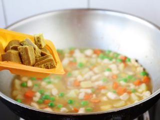 12、咖喱土豆胡萝卜鸡丁饭,放入3小块的咖喱块。