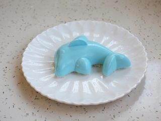 13、咖喱土豆胡萝卜鸡丁饭,将煮熟的米饭放入小海豚模具里，扣入盘子里。