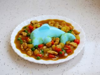 14、咖喱土豆胡萝卜鸡丁饭,再在小海豚四周盛上烧好的咖喱土豆胡萝卜鸡丁。