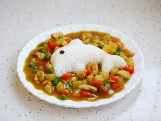 15、咖喱土豆胡萝卜鸡丁饭,轻轻拿下去小海豚模具，用海苔剪一只小海豚的眼睛，粘贴在米饭上就可以啦。