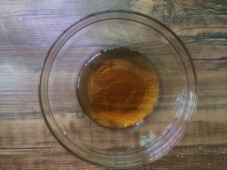 1、广式莲蓉蛋黄月饼,称糖浆,买的是广州酒家的,比较稠。