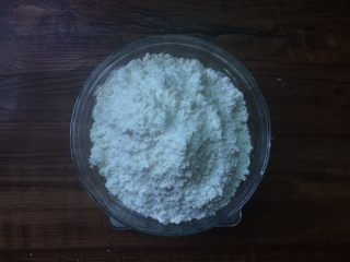 2、广式莲蓉蛋黄月饼,称中粉,无需过筛哈。