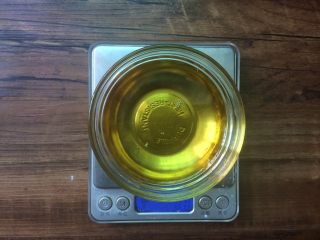 3、广式莲蓉蛋黄月饼,称花生油,广式月饼都用花生油的,不要问我为什么,我是不会回答你的,????反正就得用花生油。