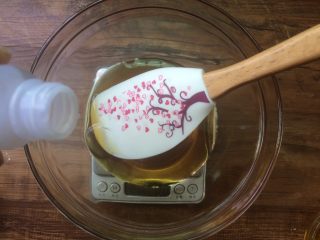 5、广式莲蓉蛋黄月饼,往糖浆中加入枧水