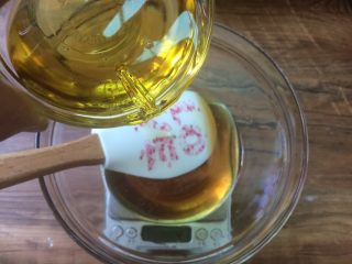 6、广式莲蓉蛋黄月饼,再加入花生油