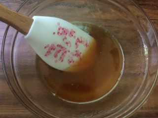 7、广式莲蓉蛋黄月饼,搅拌,使之混合均匀。