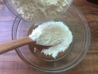 8、广式莲蓉蛋黄月饼,加入中粉