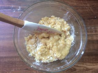 9、广式莲蓉蛋黄月饼,先用刮刀略微拌均匀